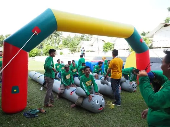 Seru di Hotel Kampoeng Poci dengan Fun Team Building Inflatable Games Balloon
